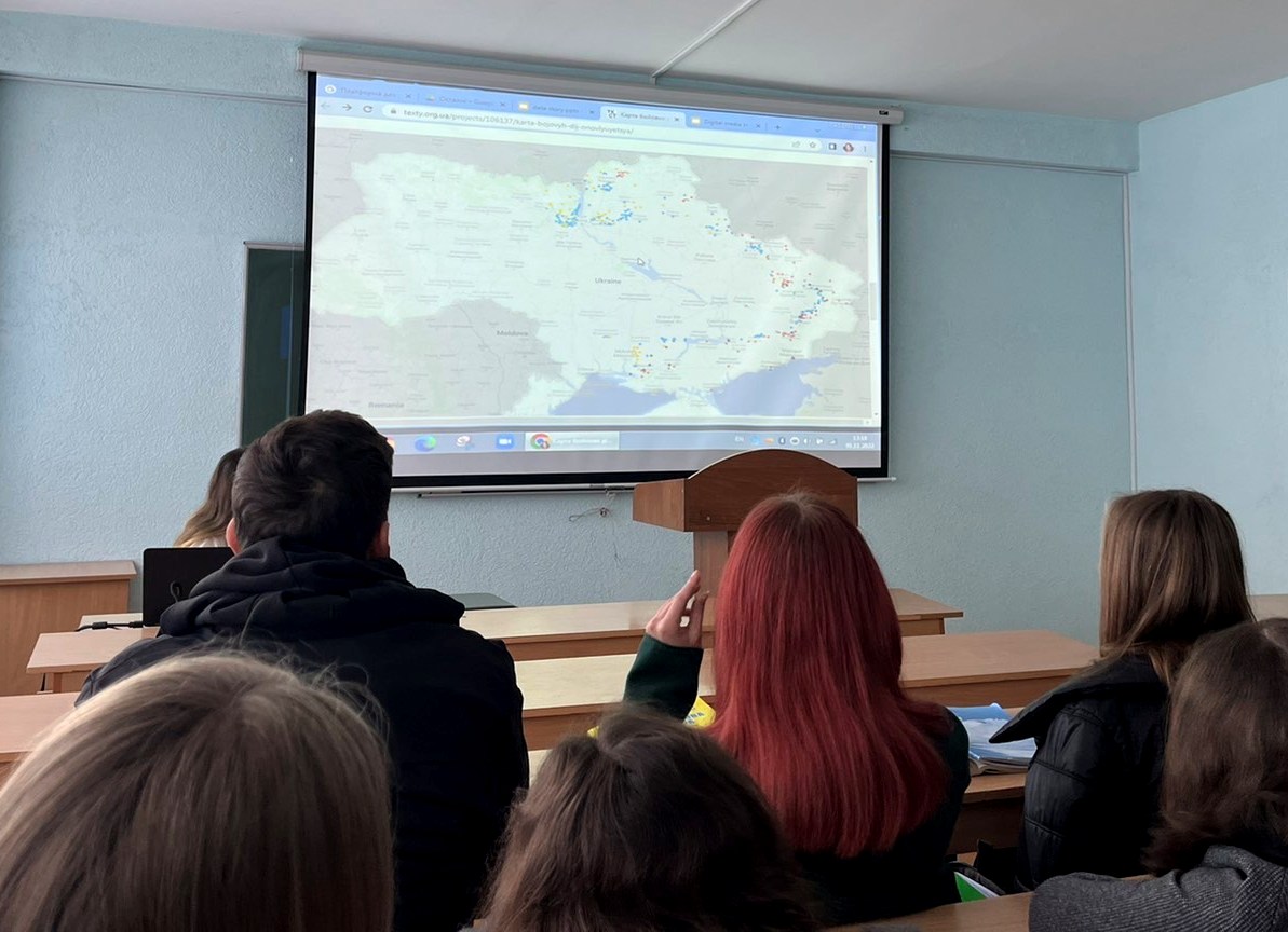 Студенти групи Ж-14 спостерігають за створеною системою онлайн-мапи, яка дозволяє наживо стежити за перебігом військових конфліктів